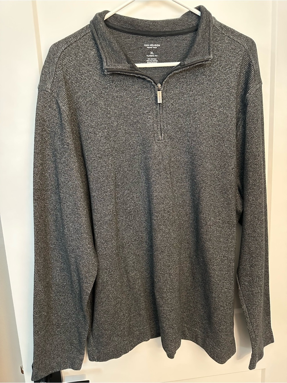 Men’s Van Heusen 1/4 zip jacket. Grey textured knit, great condition. Size XL.